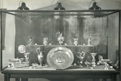 99658 Afbeelding van een vitrine met zilveren voorwerpen op de tentoonstelling Antiek Utrechts en modern Nederlands ...